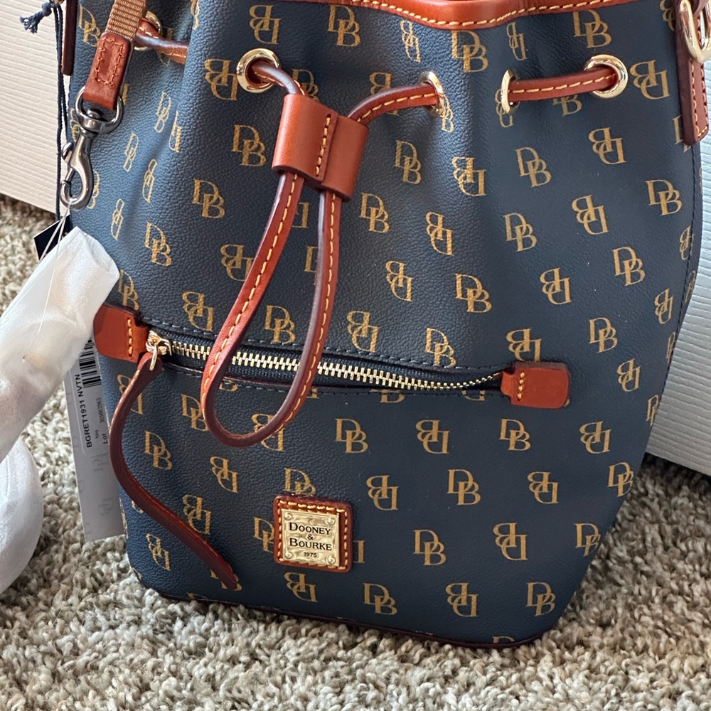 DOONEY & BURKE PETITE SIGNATURE BUCKET BAG - NEW -